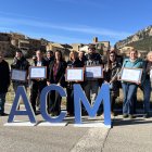 Fotografia de família entre representants dels projectes guanyadors dels premis del projecte 'Arrelament al Territori', impulsat per l'ACM, amb les autoritats que els han lliurat els guardons.