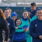 Loba, de l’AEM, abraçant Indiana Solà. - AEM