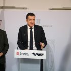El secretari de Salut Pública, Esteve Fernández, i el conseller d'Agricultura, Òscar Ordeig, en roda de premsa per informar sobre un focus de grip aviària en una granja de Ponent.