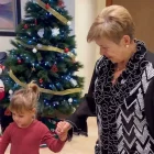 La nena buscarà l’àvia i la convida a dinar.