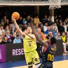 Zorkis, de l'Hiopos Lleida, intenta la cistella davant d'un rival.