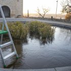 Una balsa helada en Tàrrega, donde este miércoles se han registrado -5,3 ºC.