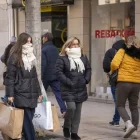 El flux de persones amb bosses als carrers de l’Eix Comercial va ser constant durant tot el dia. - PAU PASCUAL PRAT