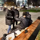 L’Eric i la Mònica, educadors socials, conversen amb dos persones sense llar que ajuden al costat de l’estació de trens. - AMADO FORROLLA