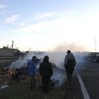 Pagesos concentrats a l'A-2 a Fondarella aquest divendres al matí.