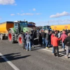 Els pagesos estan decebuts amb la UE, però no llancen la tovallola i mantenen el tall de l’autovia a Fondarella. - JOAN GÓMEZ