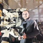 Passerell, nom artístic de Llorenç Corbella, amb la seua creació.