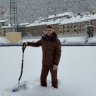 Piqué pidiendo ayuda a los aficionados para retirar la nieve