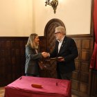 El paer en cap de Lleida, Fèlix Larrossa, dona la mà a la consellera Mònica Martínez per firmar l'acord de finançament.