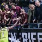 James Batemon, saludant els seguidors de Lleida a Tenerife. - ACB PHOTO/EMILIO COBOS