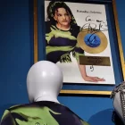 El disc d’or de ‘Dolerme’ i el vestit Gurú de Rosalía. - ADRIÀ CODINA ART GALLERY