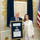 Trump posa amb el diploma del Premi Nobel de la Pau de la veneçolana María Corina Machado. - @WHITEHOUSE/X
