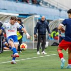 Un jugador del Mollerussa intenta fer una centrada.