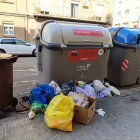 Brossa a la vorera fora dels contenidors en un carrer de Lleida.