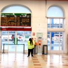 Dos informadors a l'entrada de l'estació Lleida-Pirineus.