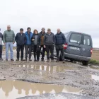 Veïns de Sucs, entre els quals Laura Berenguer, posen al Camí d’Almacelles, ple de clots. - PAU PASCUAL PRAT