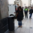 Una veïna ‘estrena’ una de les noves papereres del carrer Major. - AMADO FORROLLA