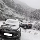 Quaranta vehicles van quedar atrapats a la C-462 entre Navès i Sant Llorenç de Morunys, quatre van sortir de la calçada. - INGRID SEGURA