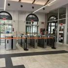 Estació inoperativa a Manresa. Barreres precintades i pantalles informant de les alternatives a l’estació. Mentrestant, l’escena a la porta és de confusió, amb treballadors provant d’informar els usuaris. - C.MOLINS