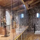 L’aigua cau directament a les vitrines de les escultures. - A.E.P.S