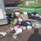 El remolc i les escombraries que autors desconeguts van deixar ahir vora contenidors d’Albatàrrec. - J.S.