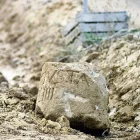 Aquest altre mil·liari va ser trobat al costat del camí entre Almacelles i Esplús el 2000. - SEGRE