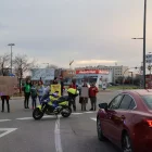 Delegats sindicals tallant el trànsit a la rotonda de l’Ll-11 amb Miquel Batllori. - AMADO FORROLLA
