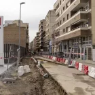 Vista del carrer Comtes d’Urgell, que està en obres per ampliar les voreres. - JORDI ECHEVARRIA