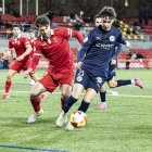 Bilal, de l’Atlètic Lleida, intenta progressar davant la pressió d’un rival. - INGRID SEGURA