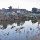 Vista de la bassa i el mur de pedra en el qual està previst intervenir per millorar la seguretat. - LAIA PEDRÓS