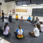 L’instructor del curs, Mikel Fernández, fent una explicació tècnica a les participants del primer torn. - PAU PASCUAL PRAT