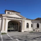 L’edifici a reformar, anomenat Magnòlia, es troba a la dreta de l’arc d’accés per Rovira Roure. - AMADO FORROLLA