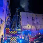 Els Bombers van utilitzar l’autoescala per atacar el foc. - BOMBERS