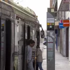 Dones pugen i baixen d’un autobús ahir a la tarda. - JORDI ECHEVARRIA