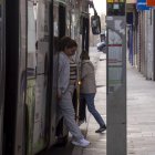 Dones pugen i baixen d’un autobús ahir a la tarda