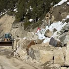 Els operaris van deixar lliure un dels carrils per començar amb el sanejament del mur. - MARTA LLUVICH/ACN