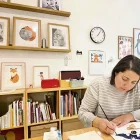 La il·lustradora Ruseta Sá, en ple procés creatiu al seu estudi.