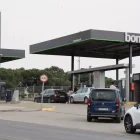 Cues per repostar la setmana passada en aquesta gasolinera de Lleida de bonÀrea. - AMADO FORROLLA