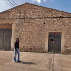 L’alcaldessa, Jennifer Nadal, davant del magatzem que es remodelarà com a obrador i botiga. - SEGRE