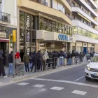Cues de migrants a Lleida durant el mes de març per poder empadronar-se. - JORDI ECHEVARRIA