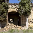 Runa acumulada davant d’una porta. - JORDI ECHEVARRIA