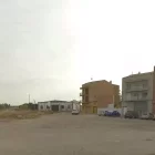 El solar, al fons de la imatge, on es preveu el nou centre.