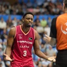 Melvin Ejim demana explicacions a un àrbitre per una personal. - ACB PHOTO/CARLOS CASTRO