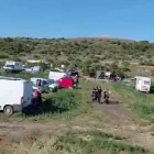 Imatges de cotxes, autocaravanes i tendes de campanya desplegades ahir al matí amb motiu de la nova ‘rave’ a Llardecans.