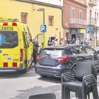 Una ambulància a Hostal de la Bordeta després de l’aldarull. - JORDI ECHEVARRIA
