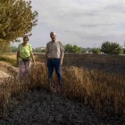 Els germans Dolors i Antonio, veïns d’una de les cases més pròximes a l’incendi, ensenyaven ahir l’afectació per les flames. - PAU PASCUAL PRAT