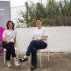 Anna Giribet, directora artística de Fira Tàrrega, i Abigail Ballester, directora executiva de Fira Tàrrega, amb el cartell de l'edició 2026.