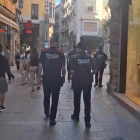 Agents patrullant l'Eix Comercial durant el dispositiu Kanpai d'aquest dimecres