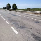 La carretera A-242 que uneix les localitats de Seròs i Fraga, plena de forats i clots. - PAU PASCUAL