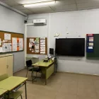 Una aula de l’escola local amb l’aparell refrigerador ja instal·lat.